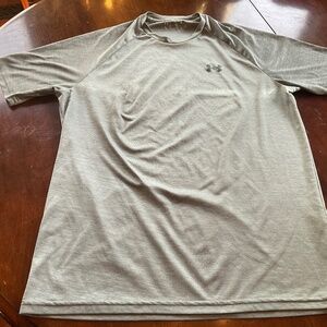 Men’s Under Armour UA Velocity 2.0 Short Sleeve T-Shirt.  Medium- Silica Green